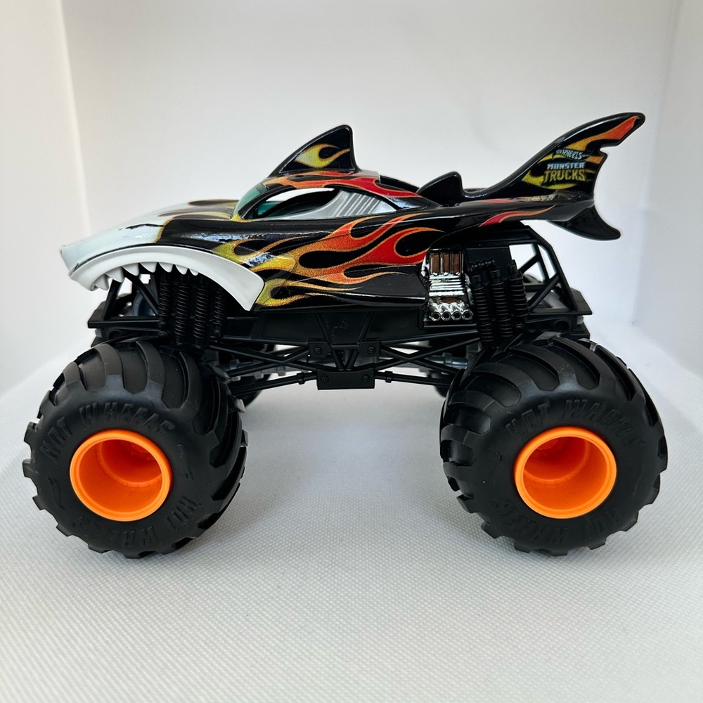 Hot Wheels Monster Trucks 1:24 Scale Shark Wreak Play Flames Die Cast Truck